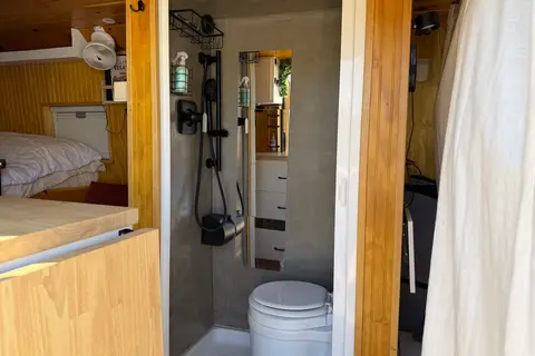 Off-Grid Campervan w/ Starlink, A/C + Shower