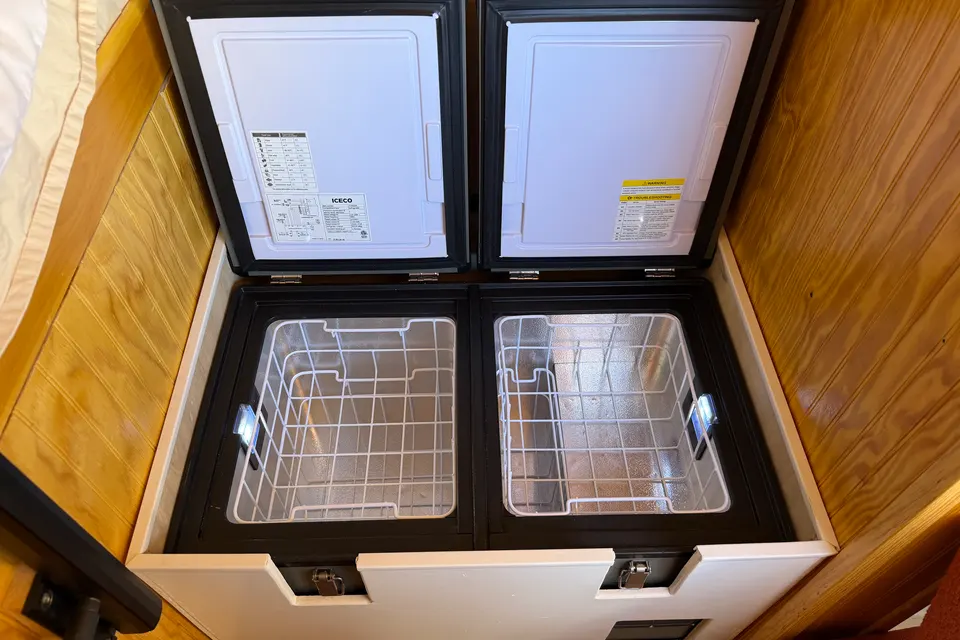Off-Grid Campervan w/ Starlink, A/C + Shower