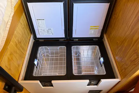Off-Grid Campervan w/ Starlink, A/C + Shower