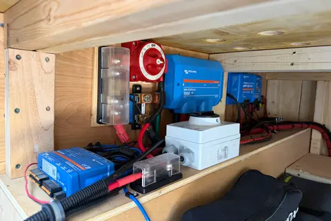 Off-Grid Campervan w/ Starlink, A/C + Shower