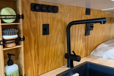 Off-Grid Campervan w/ Starlink, A/C + Shower