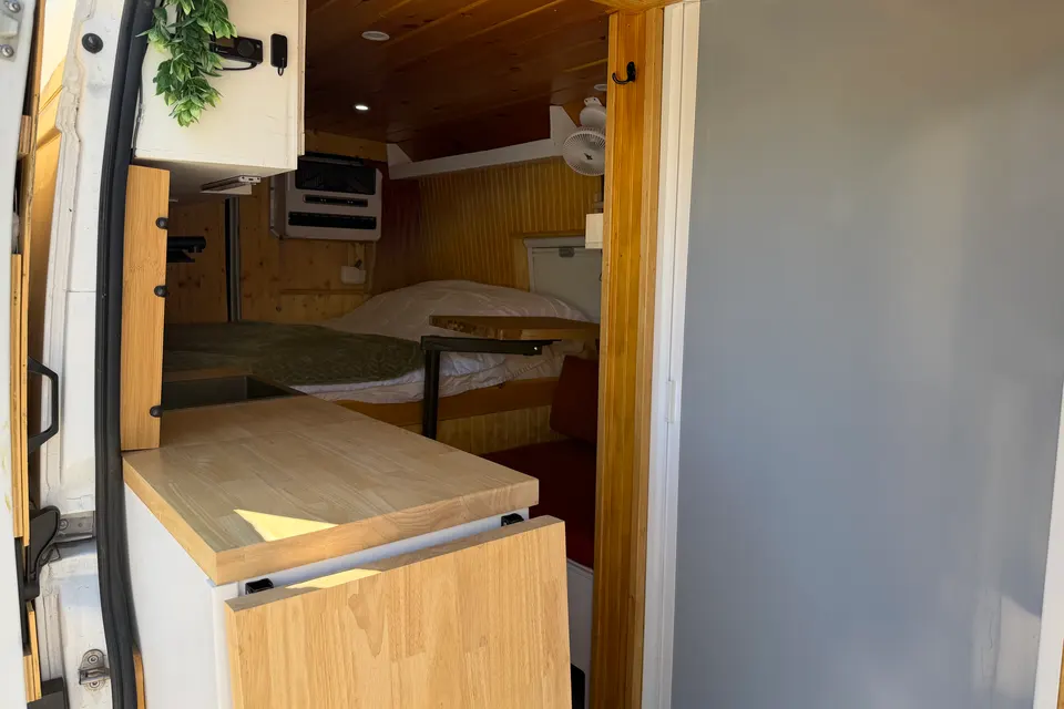 Off-Grid Campervan w/ Starlink, A/C + Shower