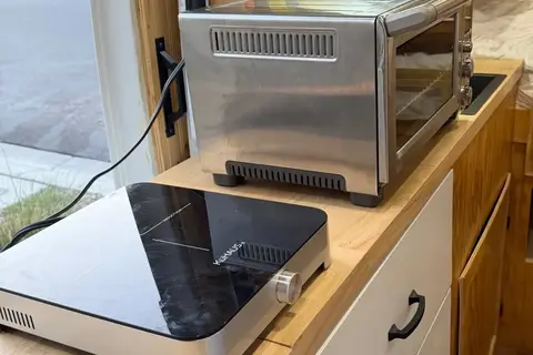 Off-Grid Campervan w/ Starlink, A/C + Shower