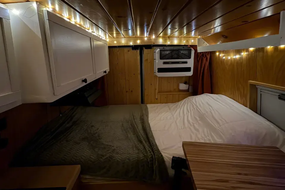 Off-Grid Campervan w/ Starlink, A/C + Shower