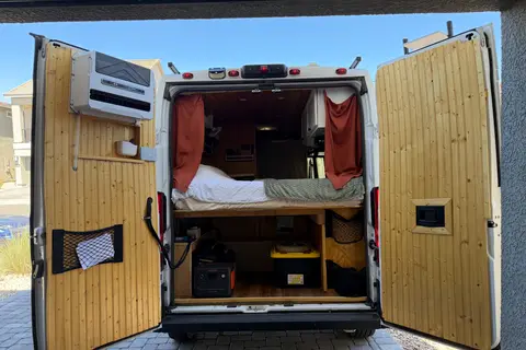 Off-Grid Campervan w/ Starlink, A/C + Shower