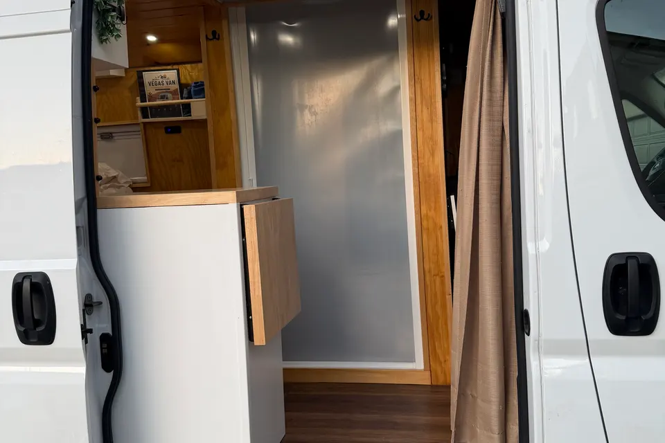 Off-Grid Campervan w/ Starlink, A/C + Shower