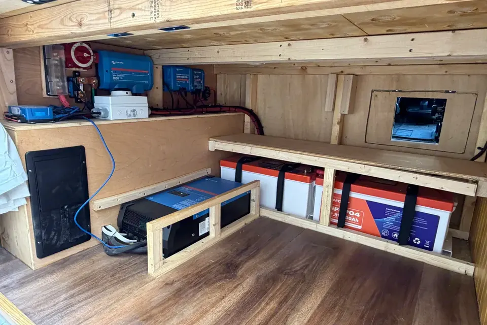 Off-Grid Campervan w/ Starlink, A/C + Shower