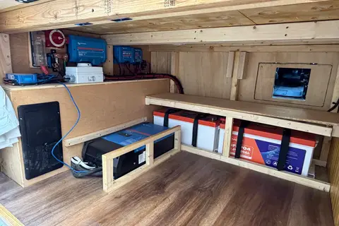 Off-Grid Campervan w/ Starlink, A/C + Shower
