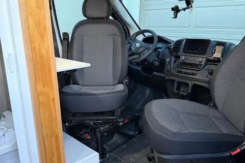 Off-Grid Campervan w/ Starlink, A/C + Shower