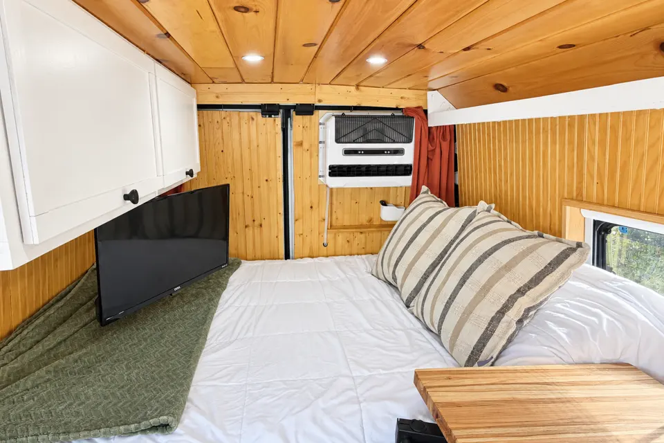 Off-Grid Campervan | Heat & A/C, Shower + Starlink