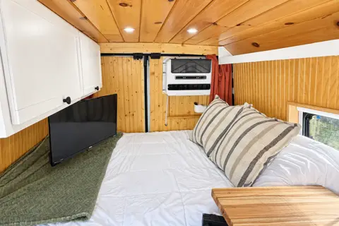 Off-Grid Campervan w/ Starlink, A/C + Shower