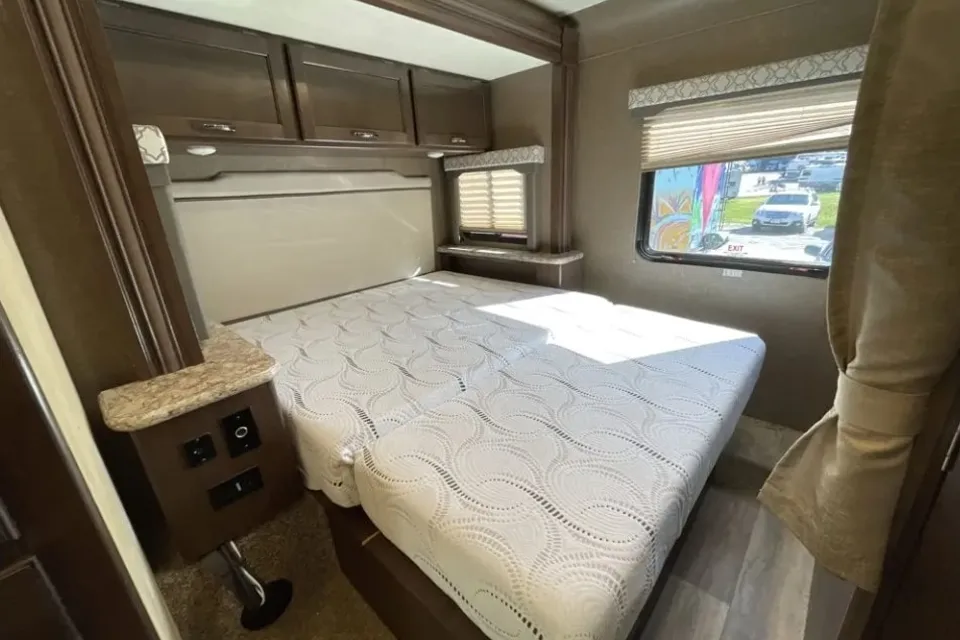 Tubros Clary Thor Motor Coach Freedom Elite Class C