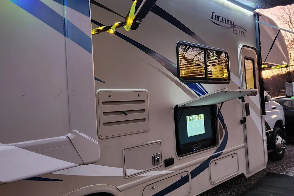 Tubros Clary Thor Motor Coach Freedom Elite Class C