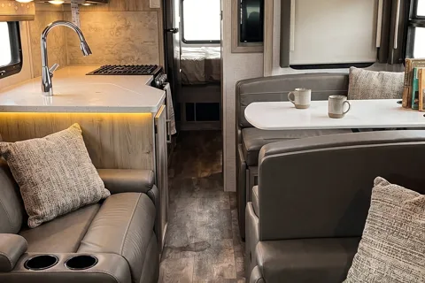 A6*NEW*Thor Windsport 8-SLEEPER-WiFi-KING BED-2 SlideOut Huge Rooms-WOW!!