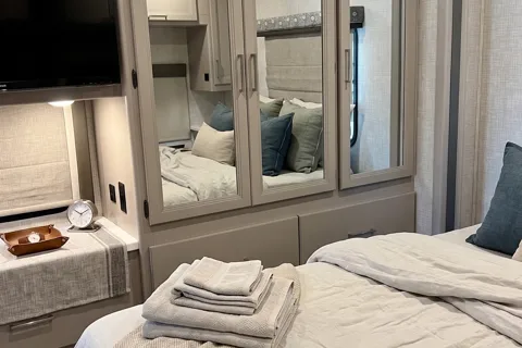 A6*NEW*Thor Windsport 8-SLEEPER-WiFi-KING BED-2 SlideOut Huge Rooms-WOW!!