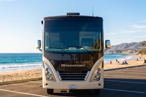 A6*NEW*Thor Windsport 8-SLEEPER-WiFi-KING BED-2 SlideOut Huge Rooms-WOW!!