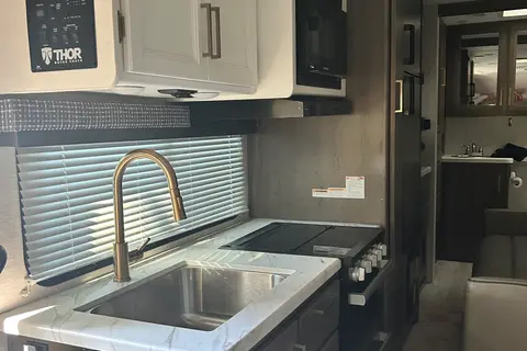 Roxy 2024 Thor Chateau 25M