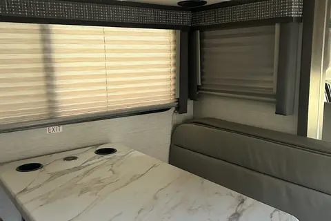 Roxy 2024 Thor Chateau 25M
