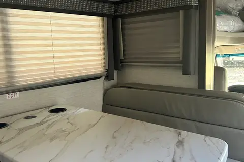 Roxy 2024 Thor Chateau 25M