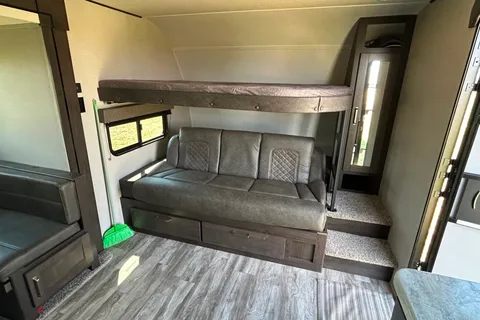 Grumpelt’s Transcend Xplor 251BH Trailer