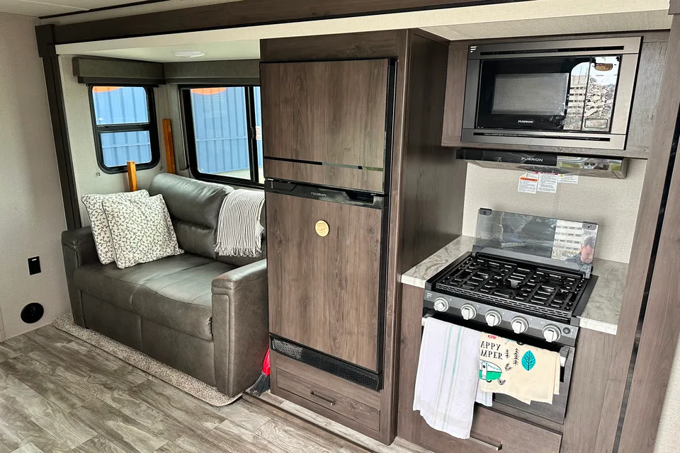 Chris's 2022 Grand Design Transcend Explor  261BH Travel Trailer