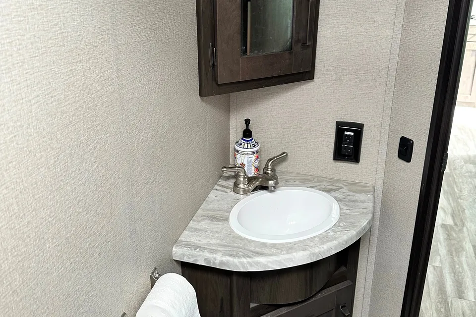 Chris's 2022 Grand Design Transcend Explor  261BH Travel Trailer