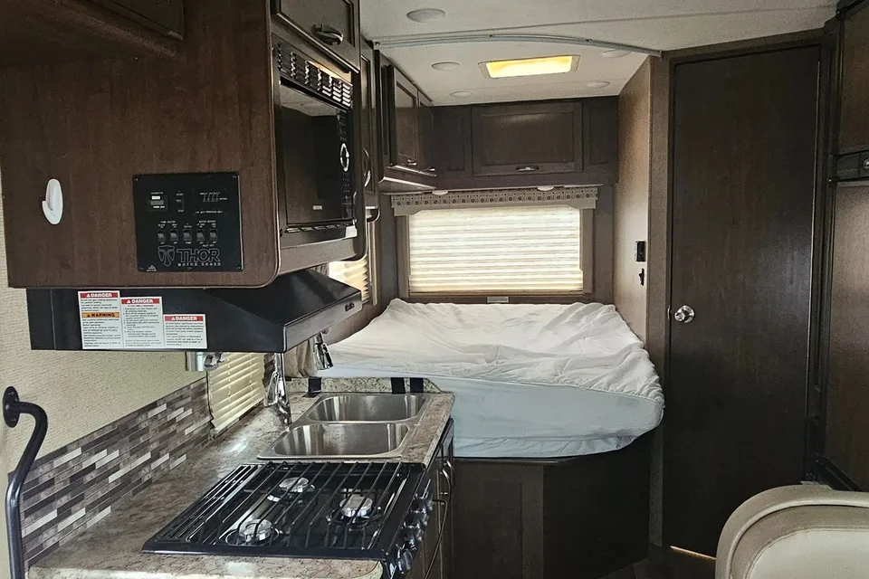 [37] Stress Free RVs - 2017 Compact Class C - Easy to Drive