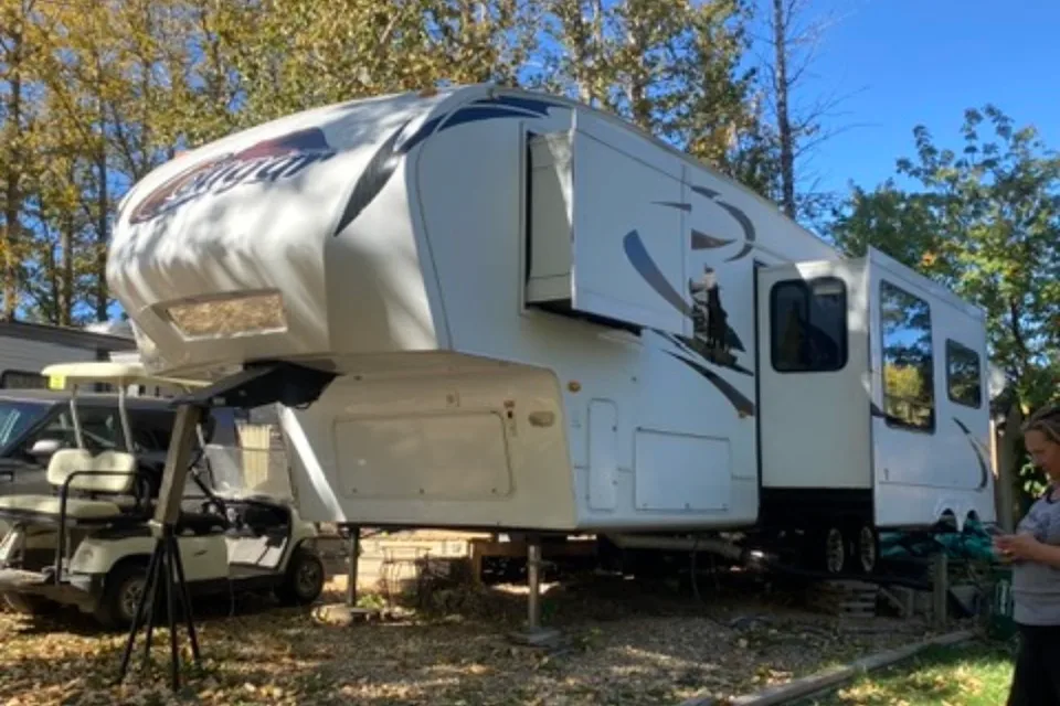 Very rare and Best Master Bedroom Keystone Cougar Fifth Wheel