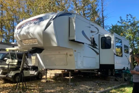 Very rare and Best Master Bedroom Keystone Cougar Fifth Wheel