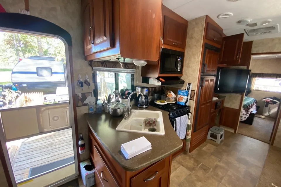 Very rare and Best Master Bedroom Keystone Cougar Fifth Wheel