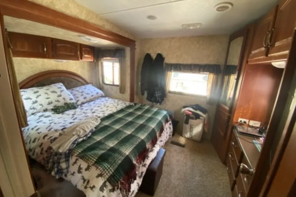 Very rare and Best Master Bedroom Keystone Cougar Fifth Wheel