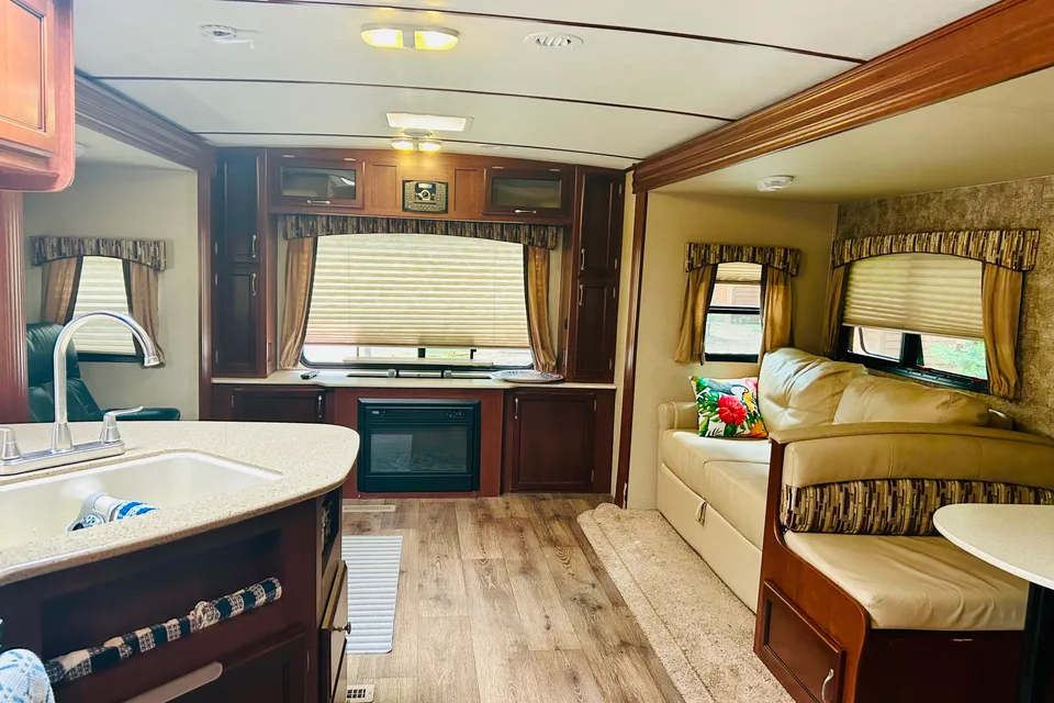 *Turn key* Fully loaded Luxury Rental* 32’ Sunvalley *Delivery Only