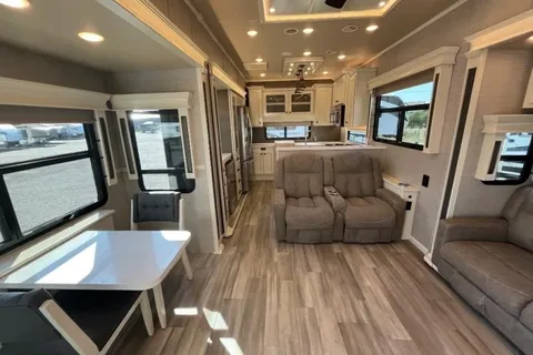 BEACON Upscale w/ King Bed, Residential Kitchen 1.5 Baths & W/D
