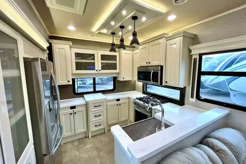 BEACON Upscale w/ King Bed, Residential Kitchen 1.5 Baths & W/D