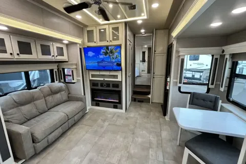BEACON Upscale w/ King Bed, Residential Kitchen 1.5 Baths & W/D