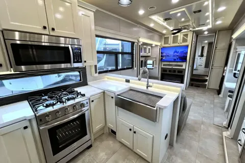 BEACON Upscale w/ King Bed, Residential Kitchen 1.5 Baths & W/D