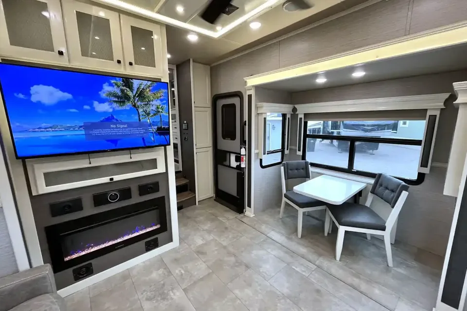 BEACON Upscale w/ King Bed, Residential Kitchen 1.5 Baths & W/D