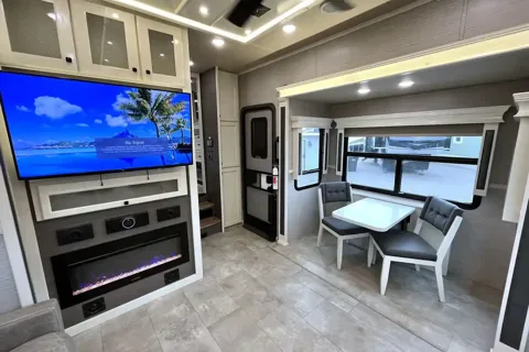 BEACON Upscale w/ King Bed, Residential Kitchen 1.5 Baths & W/D