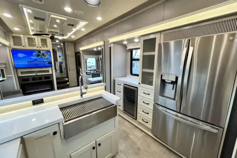 BEACON Upscale w/ King Bed, Residential Kitchen 1.5 Baths & W/D