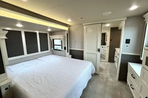 BEACON Upscale w/ King Bed, Residential Kitchen 1.5 Baths & W/D
