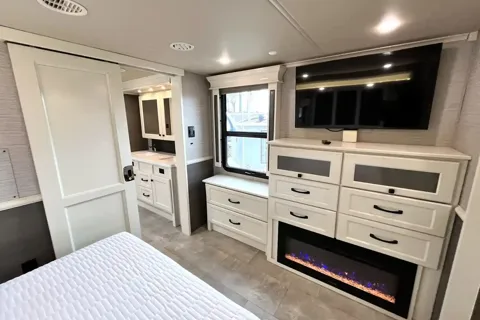 BEACON Upscale w/ King Bed, Residential Kitchen 1.5 Baths & W/D