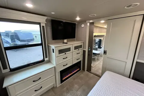 BEACON Upscale w/ King Bed, Residential Kitchen 1.5 Baths & W/D
