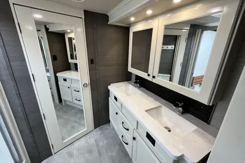 BEACON Upscale w/ King Bed, Residential Kitchen 1.5 Baths & W/D
