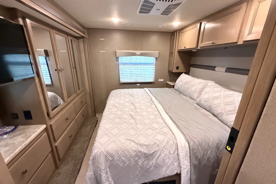Family Motorhome at Sun Outdoors Sleeps 8! RV stays on Annual Lot