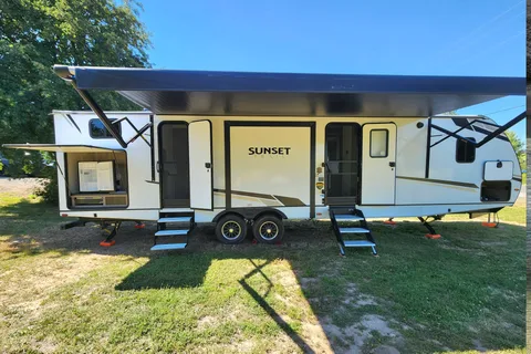 Expedition- 38 ft 2 Bedroom 1.5 bath Luxury 4 season Loaded Travel Trailer