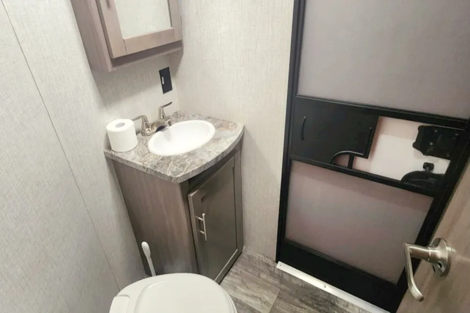 Expedition- 38 ft 2 Bedroom 1.5 bath Luxury 4 season Loaded Travel Trailer