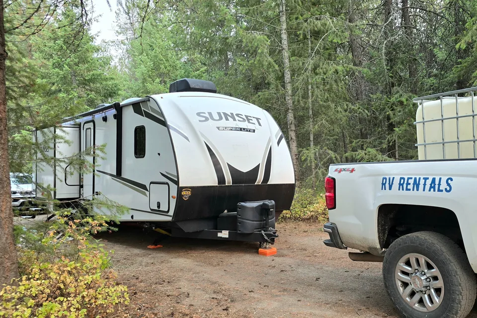 Expedition- 38 ft 2 Bedroom 1.5 bath Luxury 4 season Loaded Travel Trailer