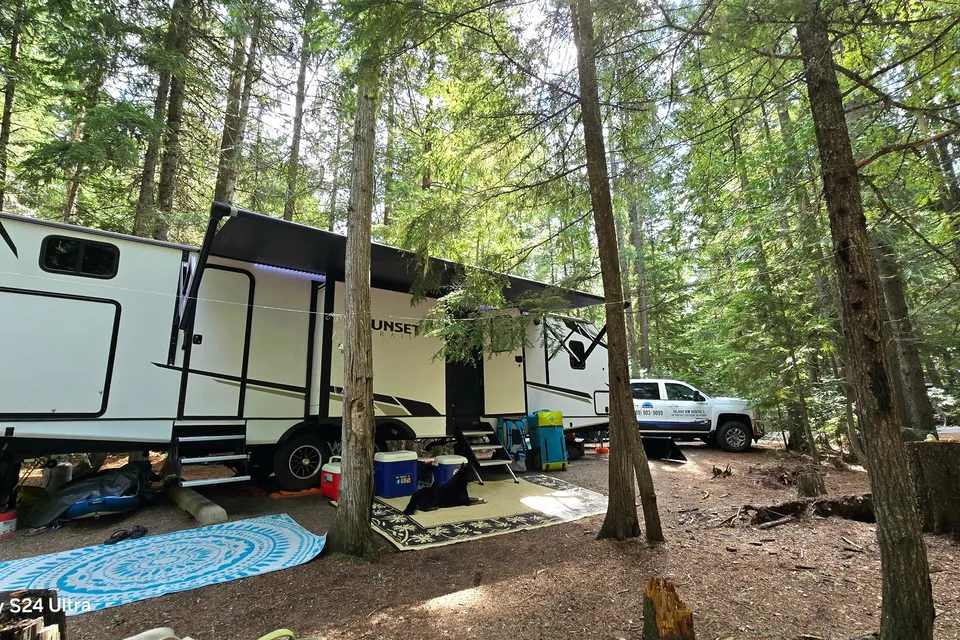 Expedition- 38 ft 2 Bedroom 1.5 bath Luxury 4 season Loaded Travel Trailer