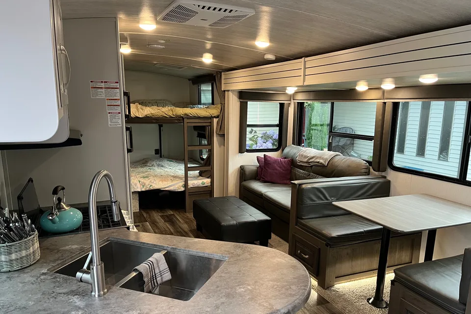 White Family Luxury Trailer for 8