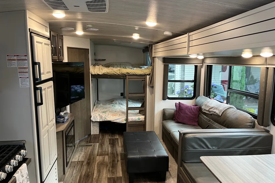 White Family Luxury Trailer for 8